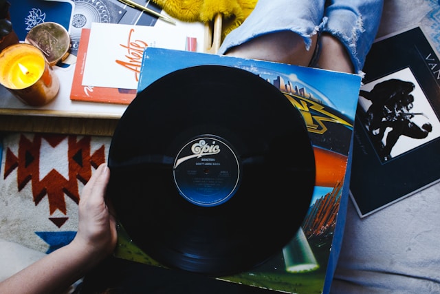 部屋の中で、レコードを足の上に置いて、眺めている。